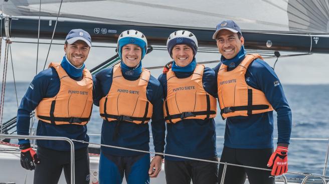 a-photo-of-the-punto-siete-sailing-team-_BJTGE_OaTv-65auWDrRB4Q_oU5k-aPhSKOpwoHV8QNnfQ